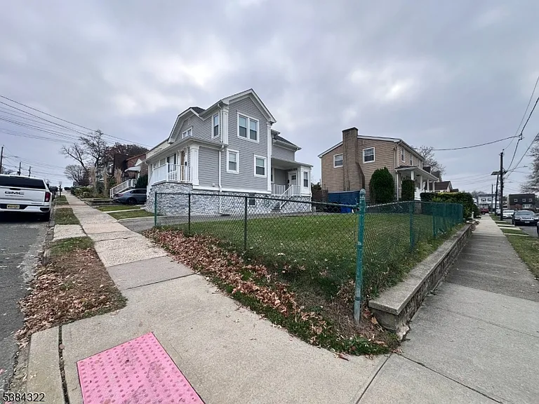 109 Arlington Blvd — Photo 2