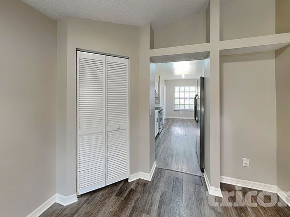3rd image of 947 Sandywood Dr