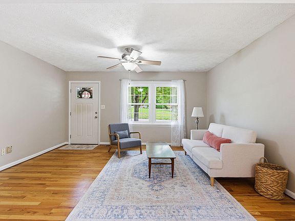 3rd image of 523 W Margaret Dr