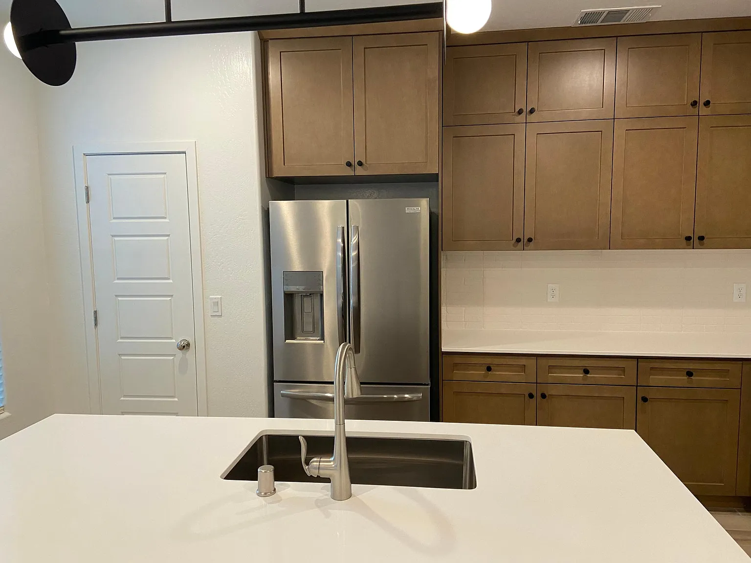2713 E Teaberry Dr — Photo 2