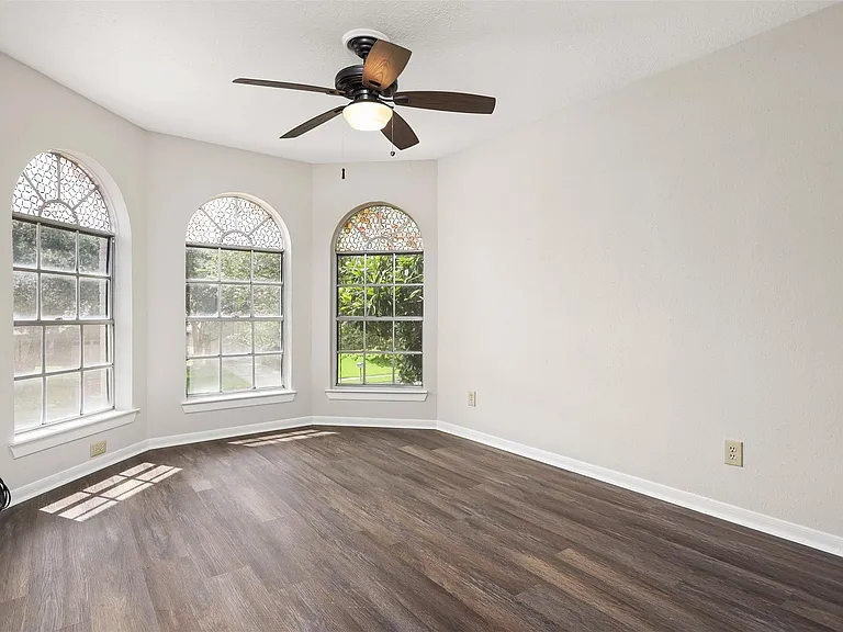 714 Regency Ct — Photo 15