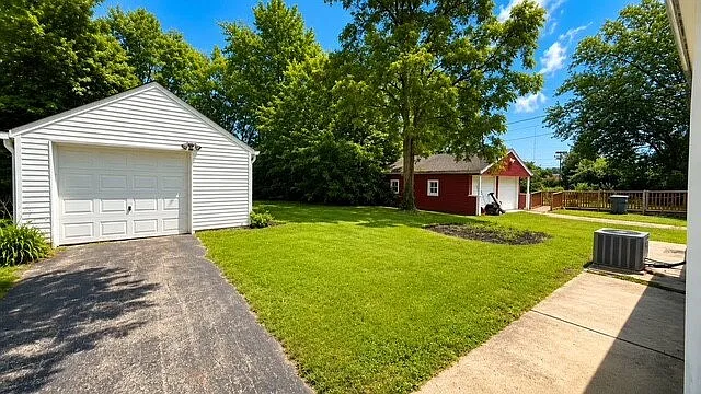 3 bed, 1.0 bath, 915 sqft, $1,425 — Photo 2