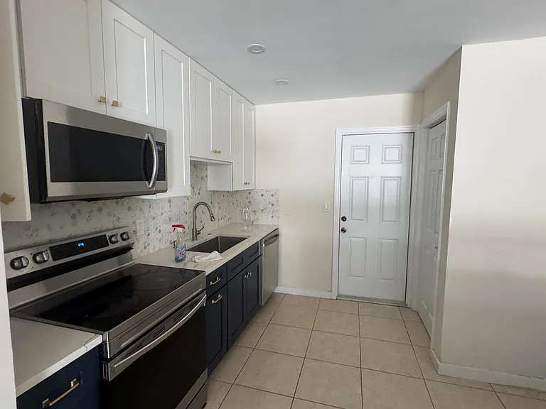 1869 Windsor Dr — Photo 5