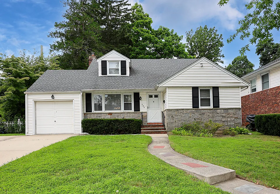 242 Clinton Rd