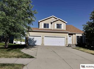 1704 Walnut Creek Dr, Papillion, NE 68046