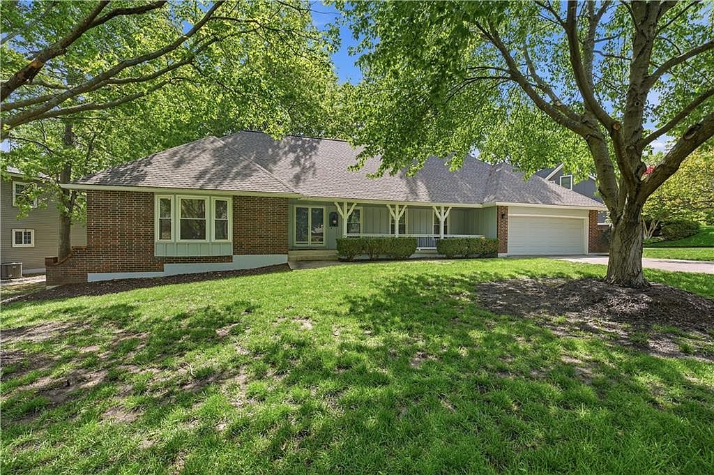 600 NE Golfview Dr