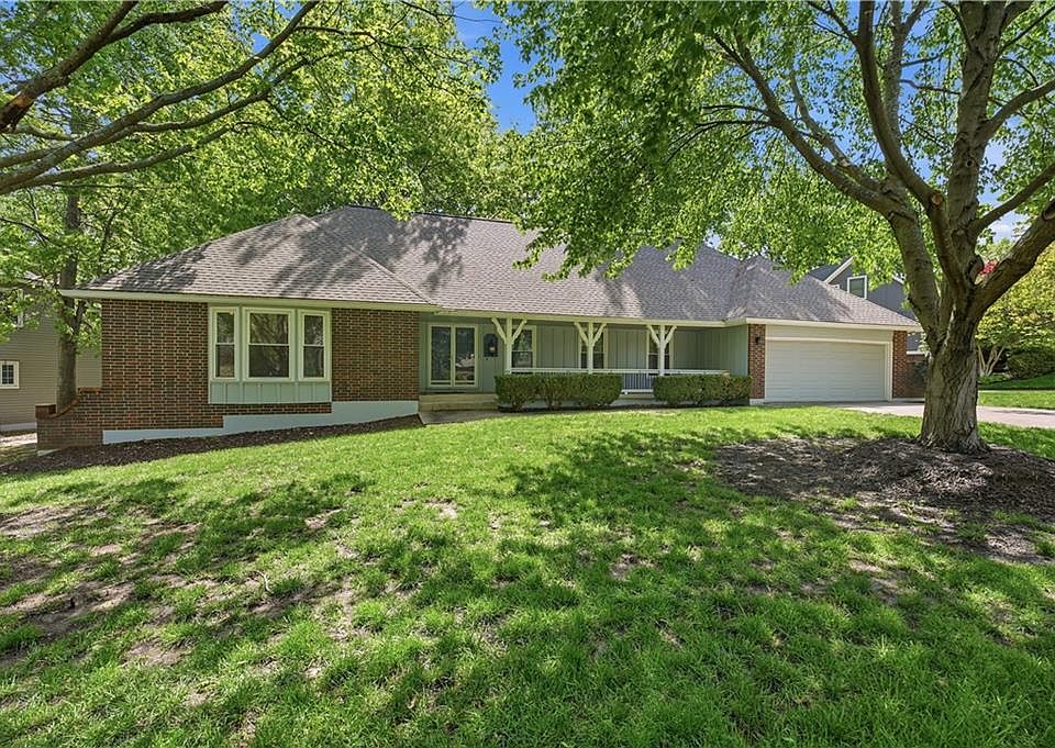1st image of 600 NE Golfview Dr