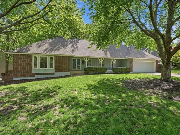 600 NE Golfview Dr, Blue Springs, MO 64014