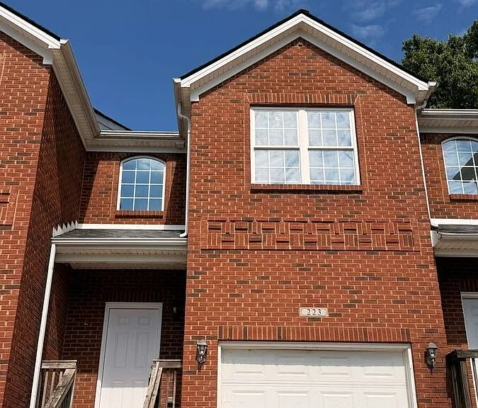 223 Ridgewood Dr — Photo 1