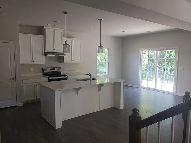 912 Fancher Ln — Photo 5