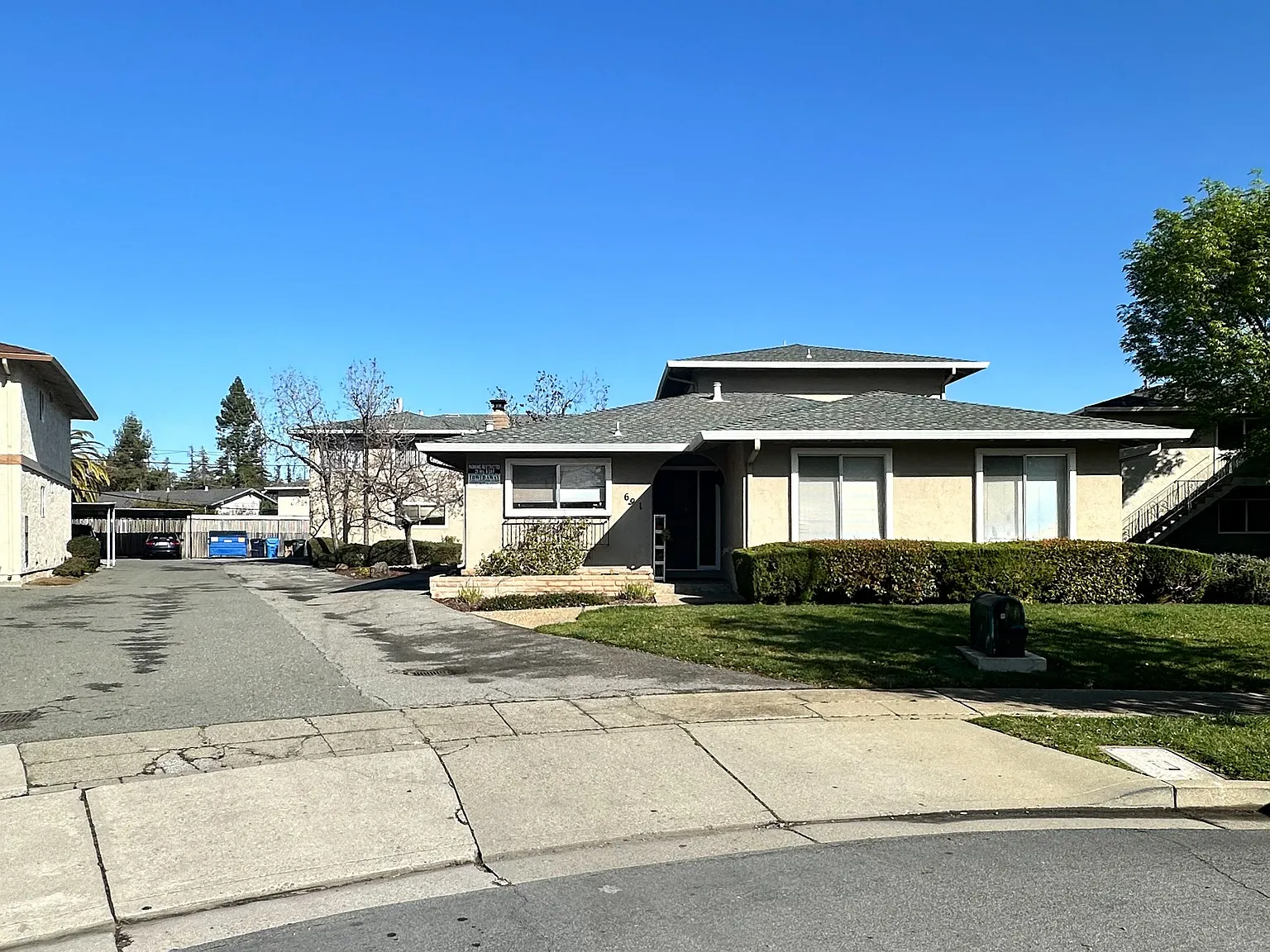691 Ontario Ct — Photo 3