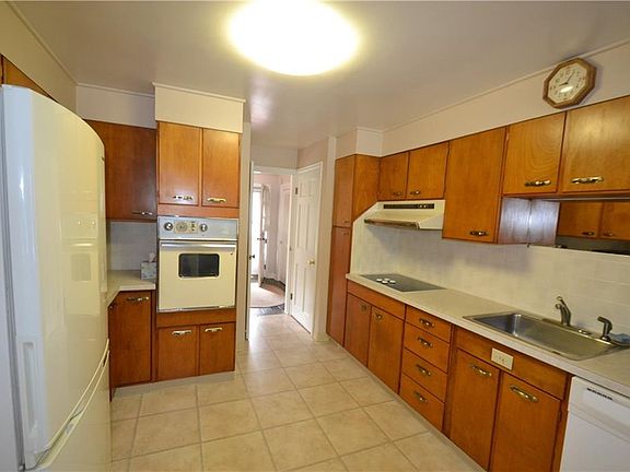 3rd image of 111 Copleigh Dr