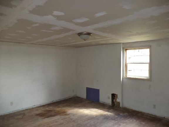 3rd image of 518 N Buena Vista St
