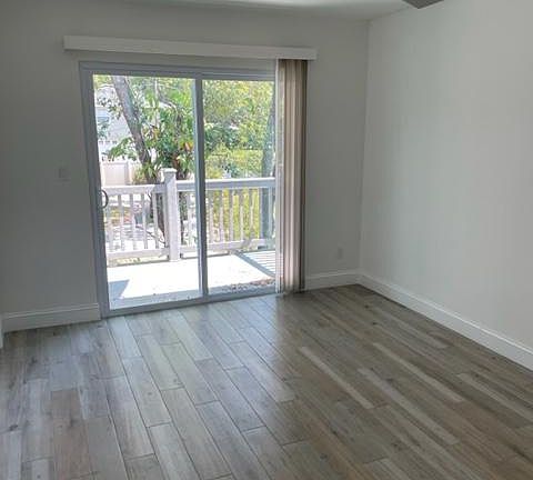 5th image of 4071 Edgewater Dr APT 4