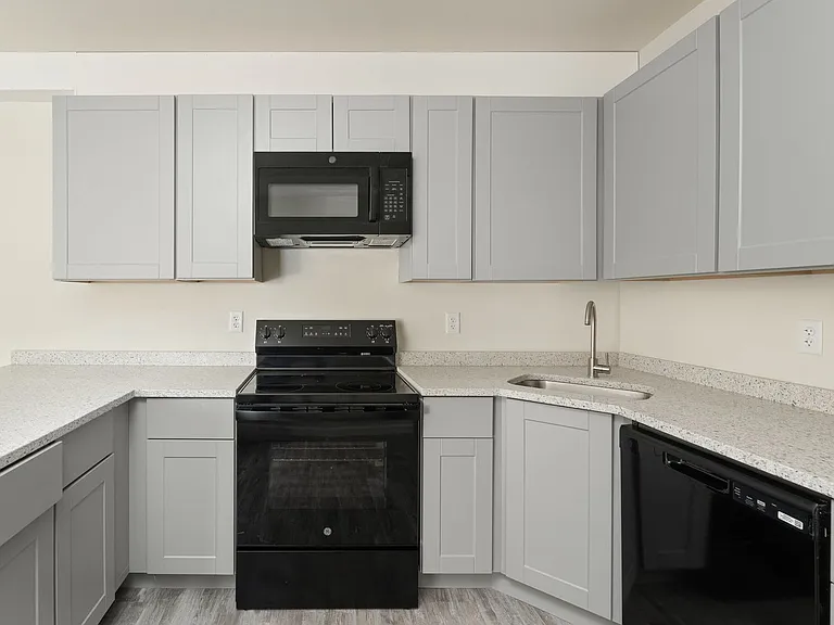 Pine Street Apartments — Photo 3