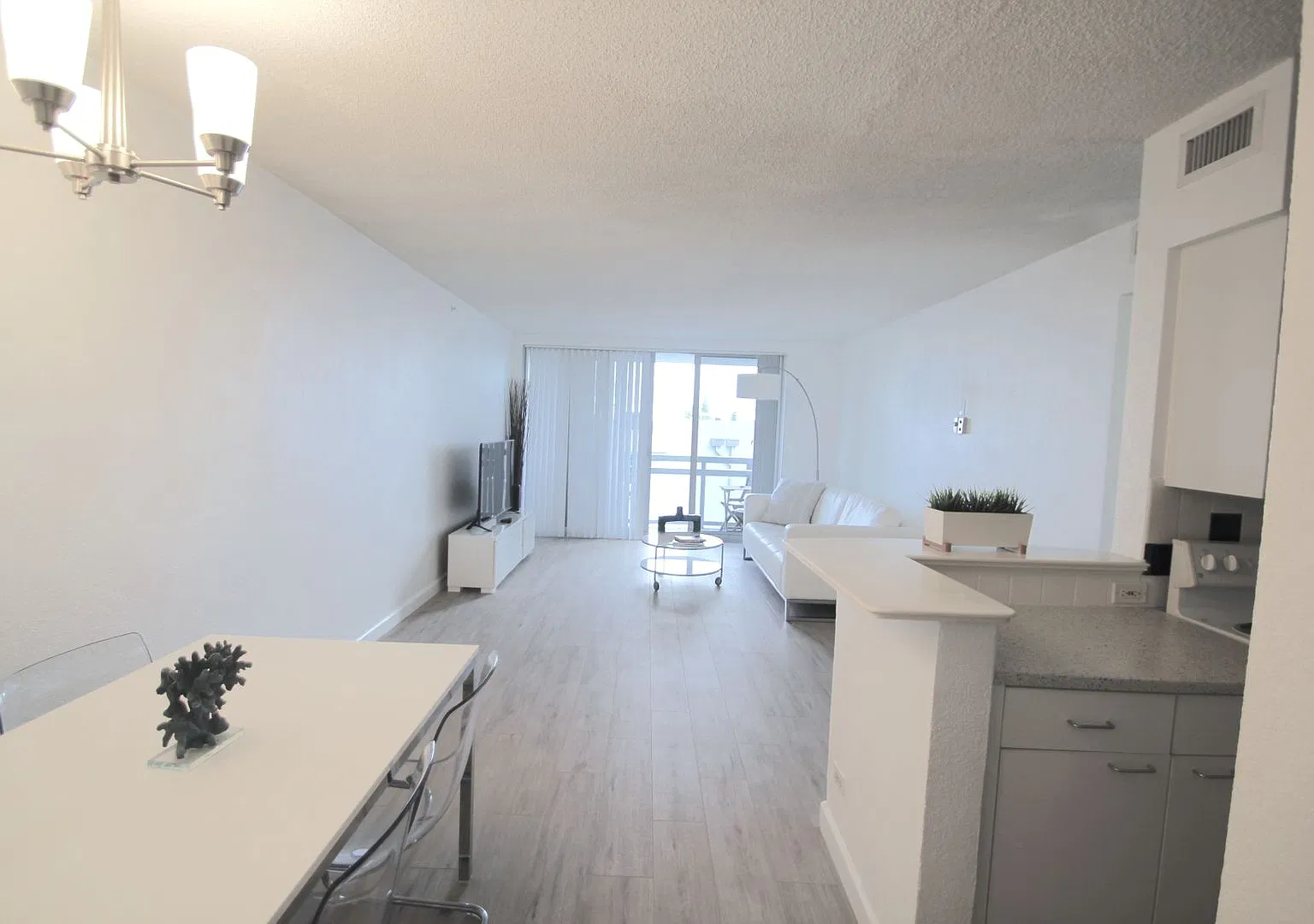Spacious one bedroom unit at the Flamingo South Beach Resort! — Photo 4