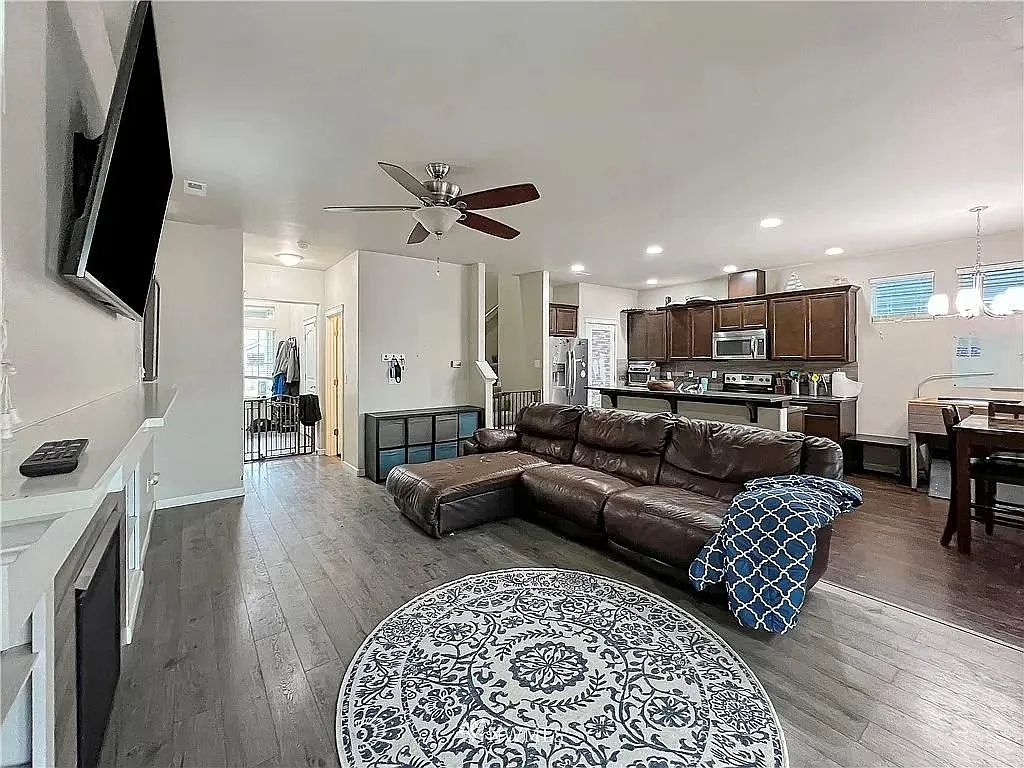 3 bed, 1900 sqft, $2,995 — Photo 3