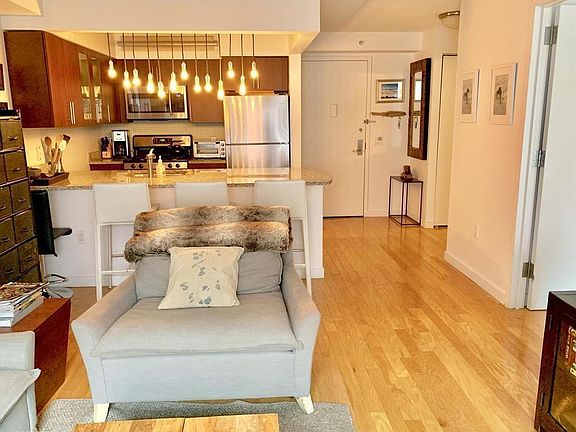 3rd image of 555 W 23rd St APT S10q