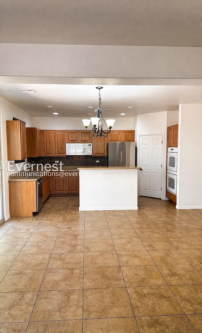 5 bed, 2.5 bath, 2500 sqft, $2,500 — Photo 3