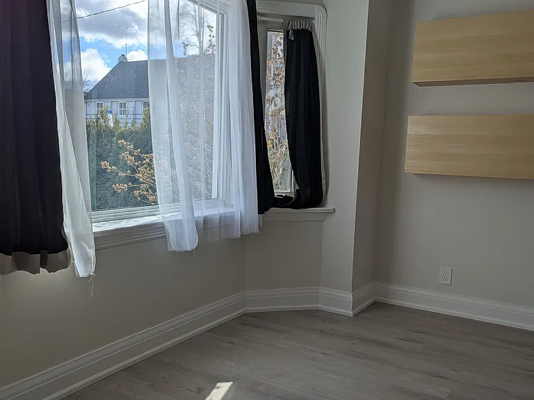 292 Scott Rd #MAIN FLOOR — Photo 2