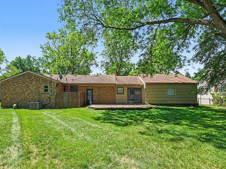 2360 Pineview — Photo 9