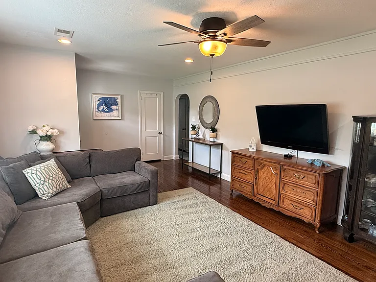 466 Manor Rd — Photo 5
