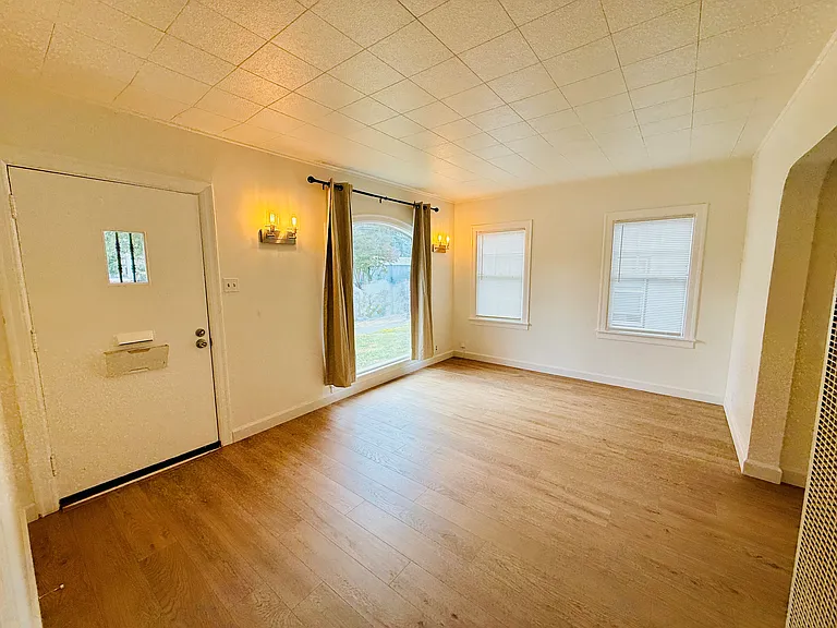 215 Coombs St — Photo 7