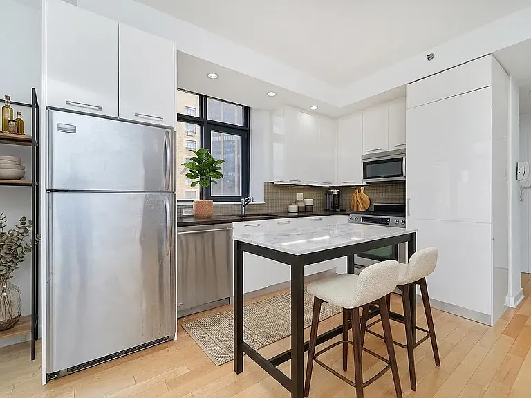 49 E 34th St #14C — Photo 2