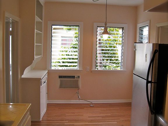 5th image of 165 N Sycamore Ave #165