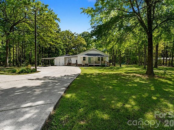 2nd image of 5801 Lindenwood Dr