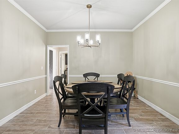 5th image of 1761 E Holly Ave