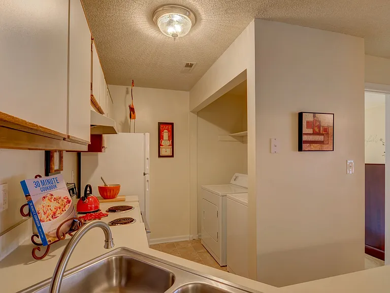 Woodbriar Apartment Homes — Photo 17