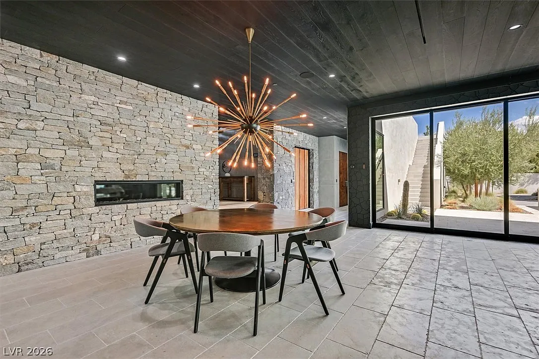 5 bed, 5.5 bath, 5113 sqft, $30,000 — Photo 3