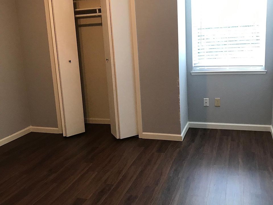 1st image of 800 NE Banner Dr APT B