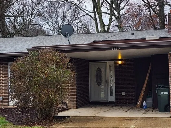 9530 Fernwood Dr, Olmsted Falls, OH 44138