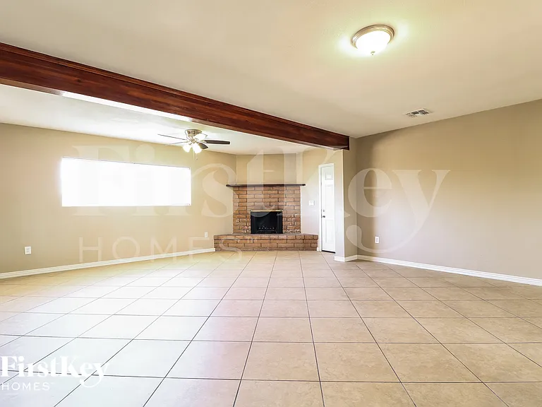 1810 W 5th St — Photo 3