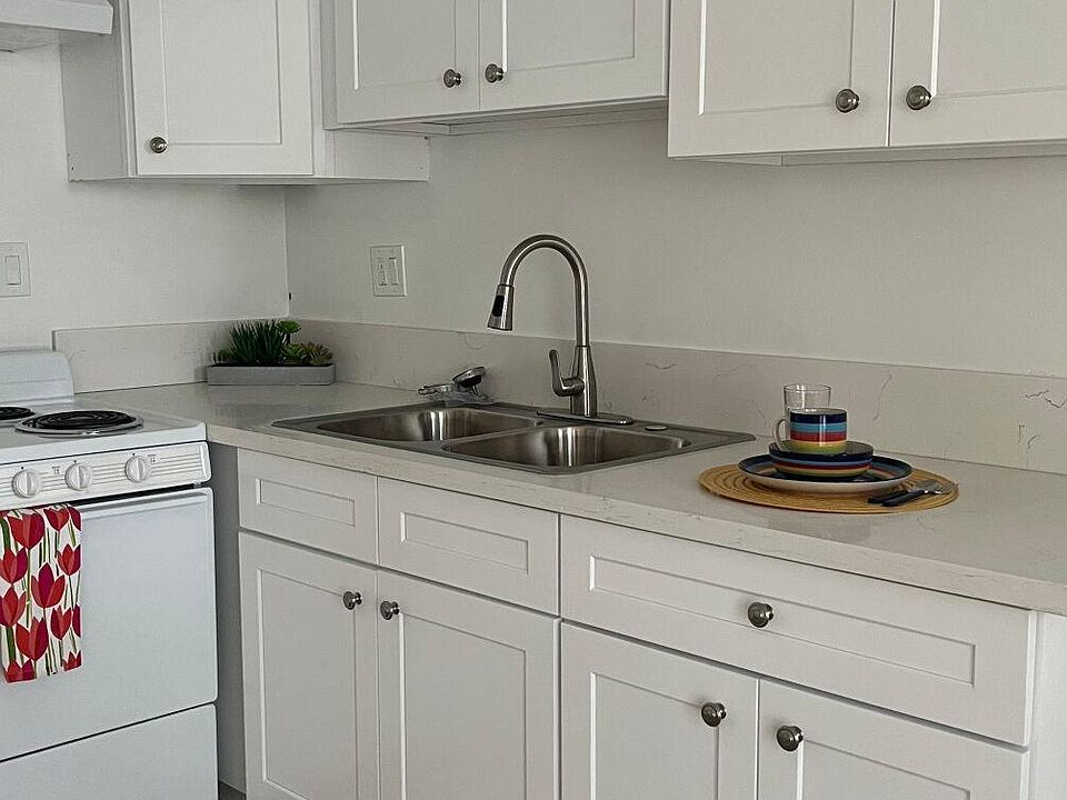 1st image of 5547 Yarmouth Ave #11