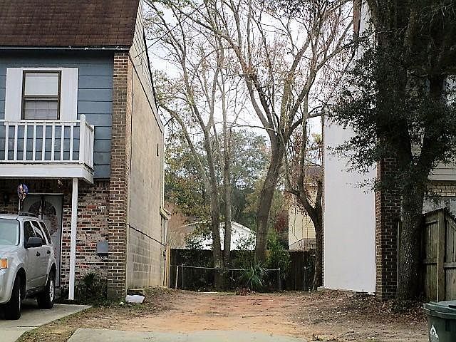 vacant lot in between two town homes