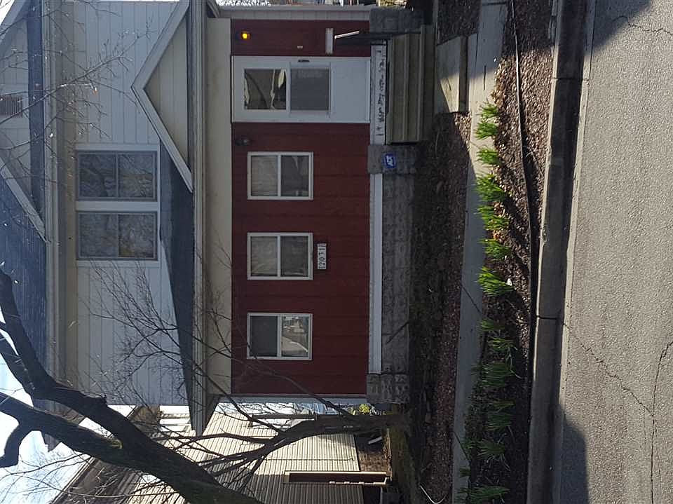 2nd image of 2031 Thompson Ave