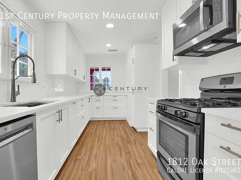 1812 Oak St — Photo 13
