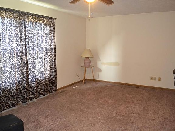 5th image of 9 Hickory Ln N