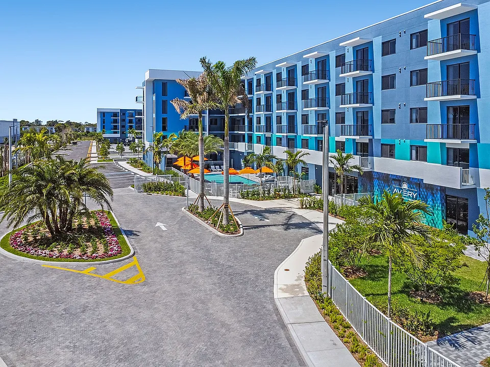 Avery Lake Worth Exterior