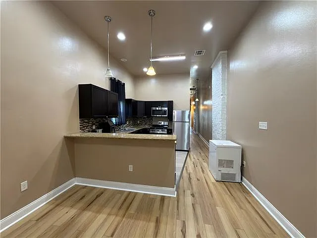 2233 Franklin Ave — Photo 4