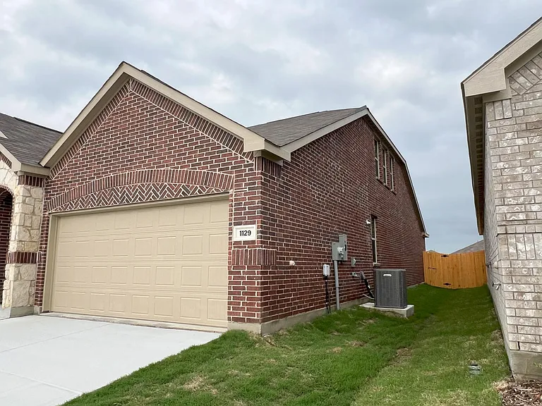 1129 Flameleaf Dr — Photo 4