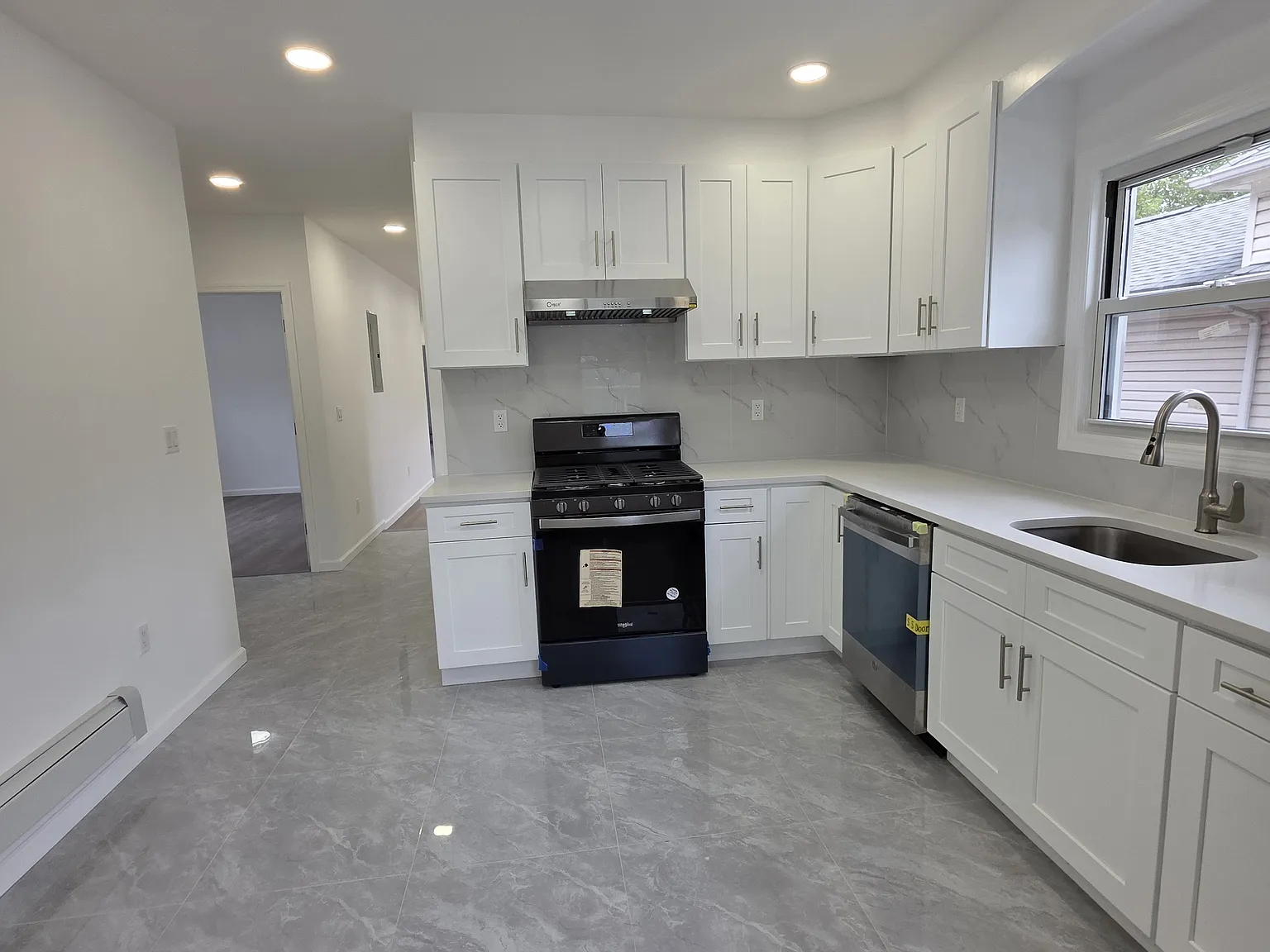 142 Fremont Ave — Photo 2