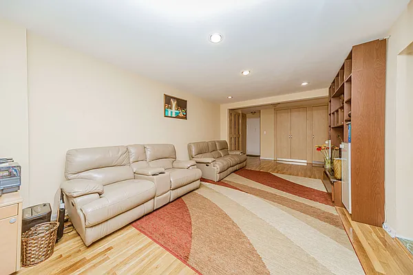 Sold by Maximillion Realty, Inc. | media 29