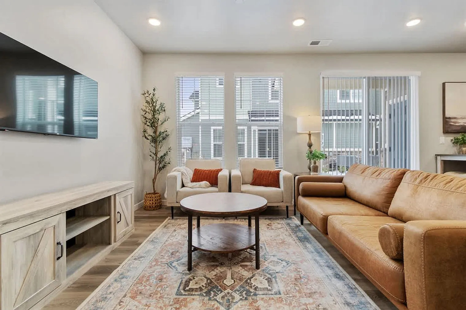 2 bed, 2.0 bath, 365 sqft, $5,018 — Photo 2