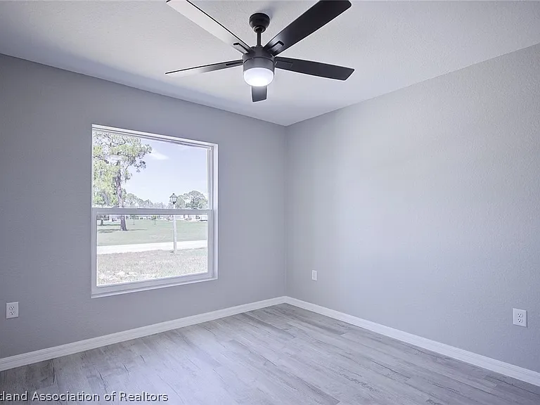 136 Friendly Cir — Photo 25