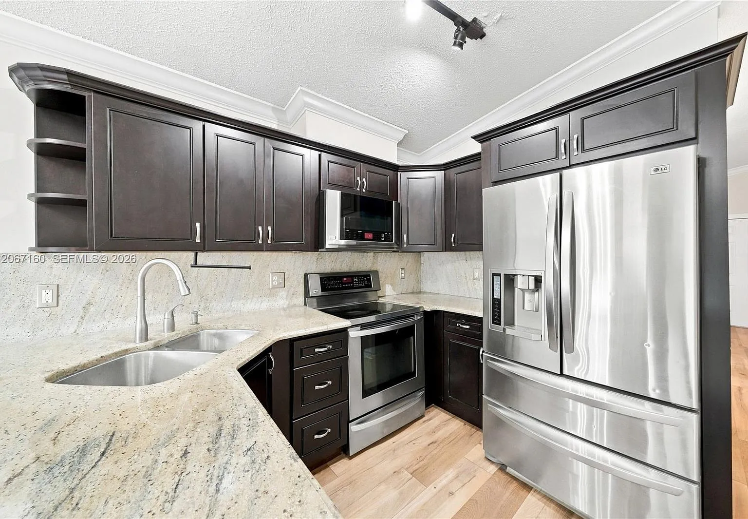 2 bed, 990 sqft, $2,990 — Photo 3