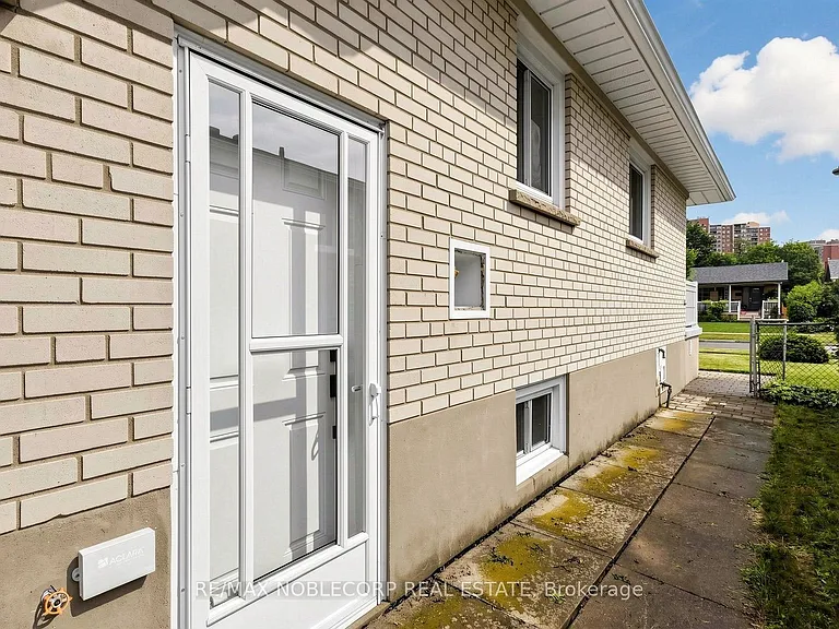 8 Summerfield Cres — Photo 39